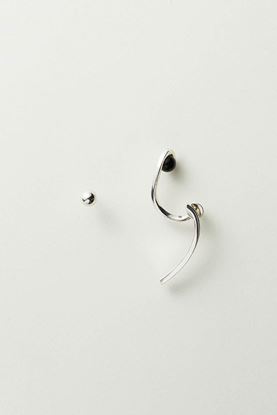 Picture of C' Along Line Black Oynx Earring